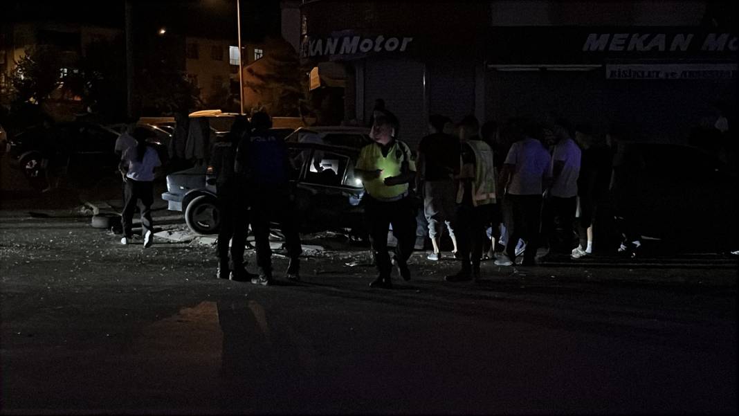 Konya merkezde büyük kaza! 2 araç 3 araca çarptı: 6 yaralı var 4